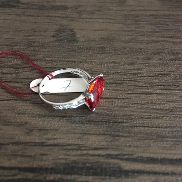 Sterling Silver Ring with red stone - Picture 3 of 9